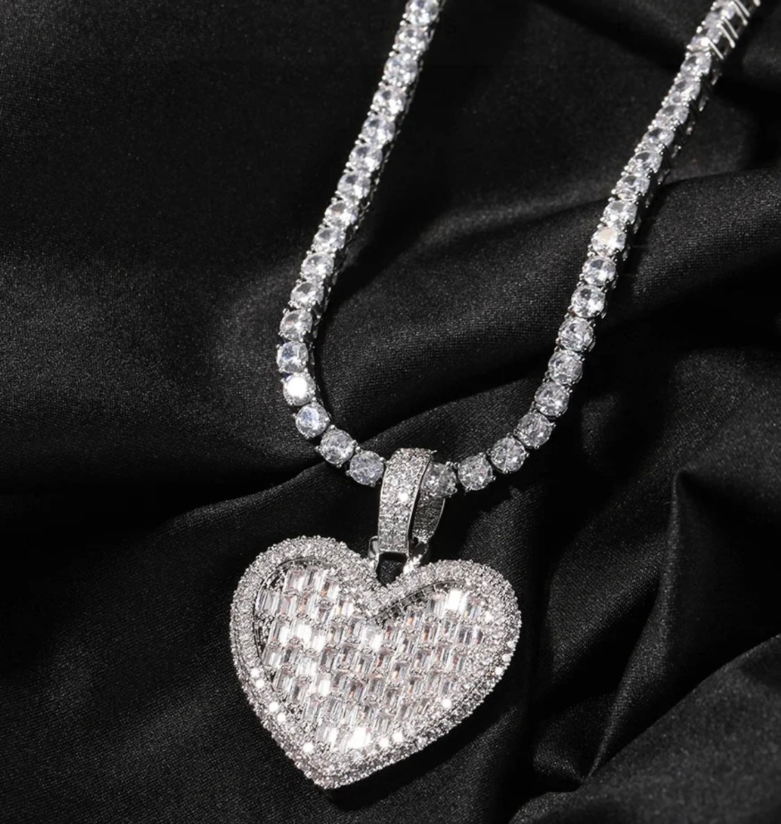 LOVER GIRL- 4.4 cm Baguette heart pendant