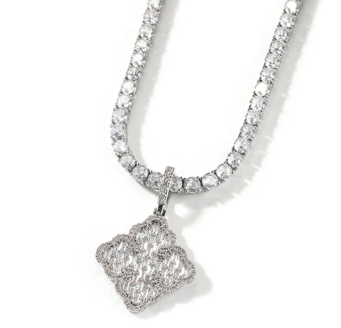 DAINTY -3.8 cm Baguette clover pendant