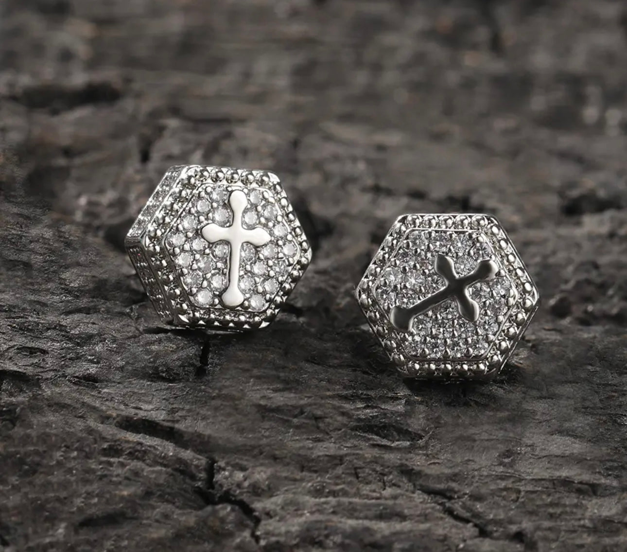 CRISS-CROSS- 12 mm hexagon shaped cross earrings