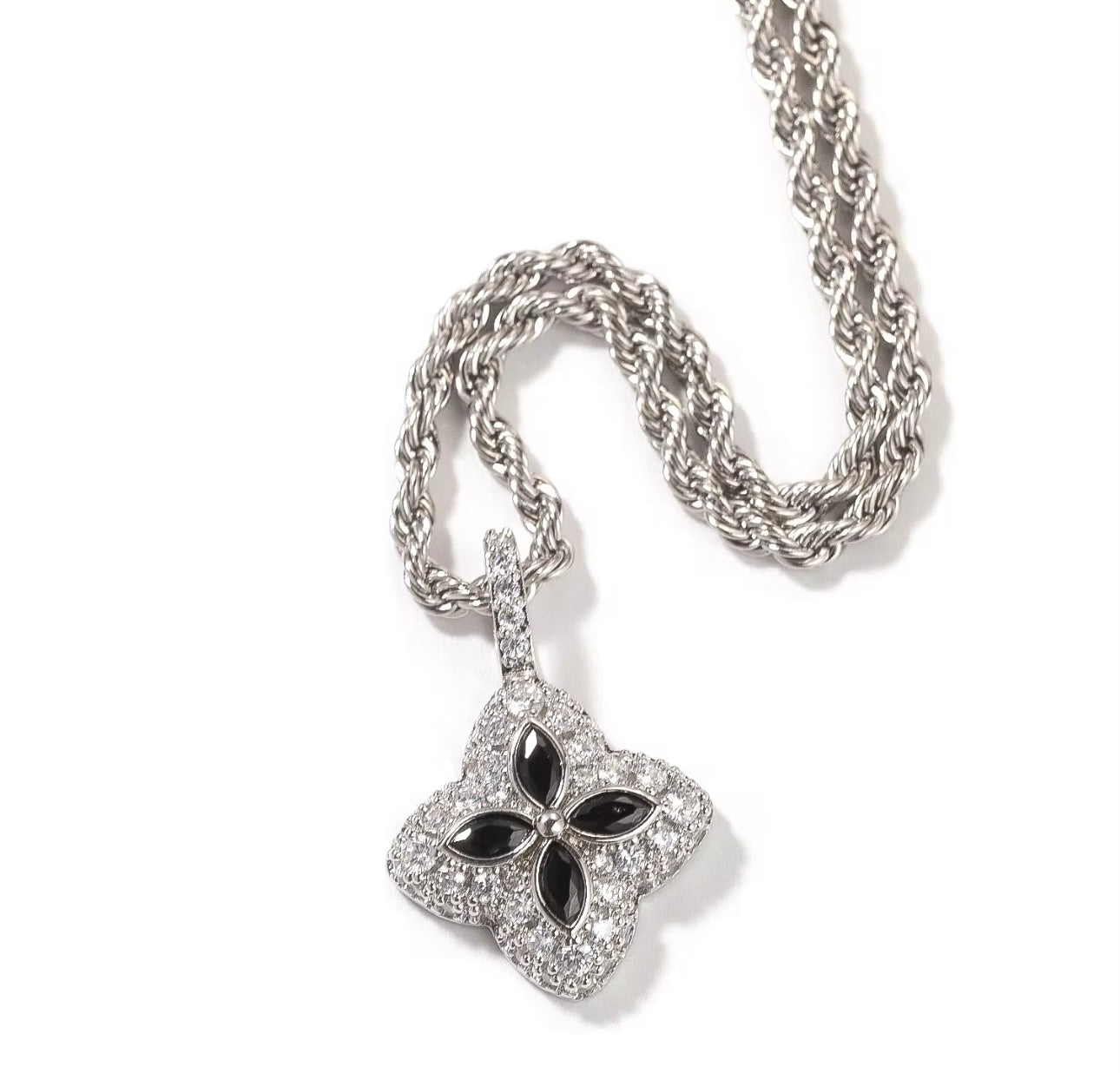 CLOVE PENDANT- 2.8 cm Clover pendant