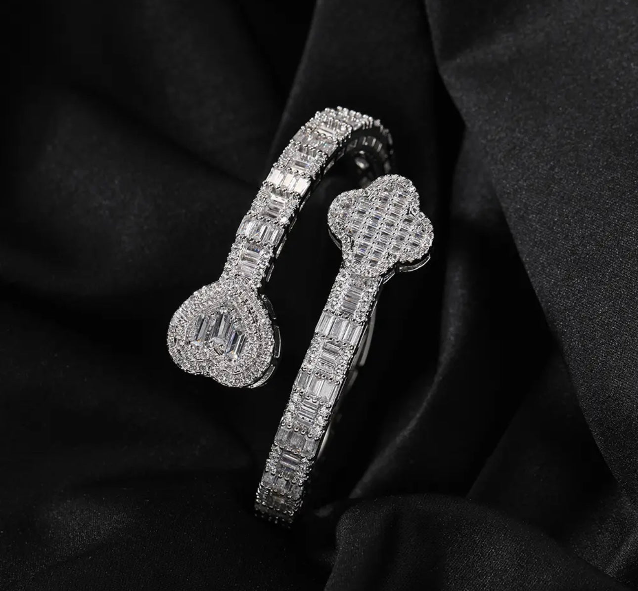 HEART CLOVER - 6.6 mm Baguette style four leaf clover heart bracelet