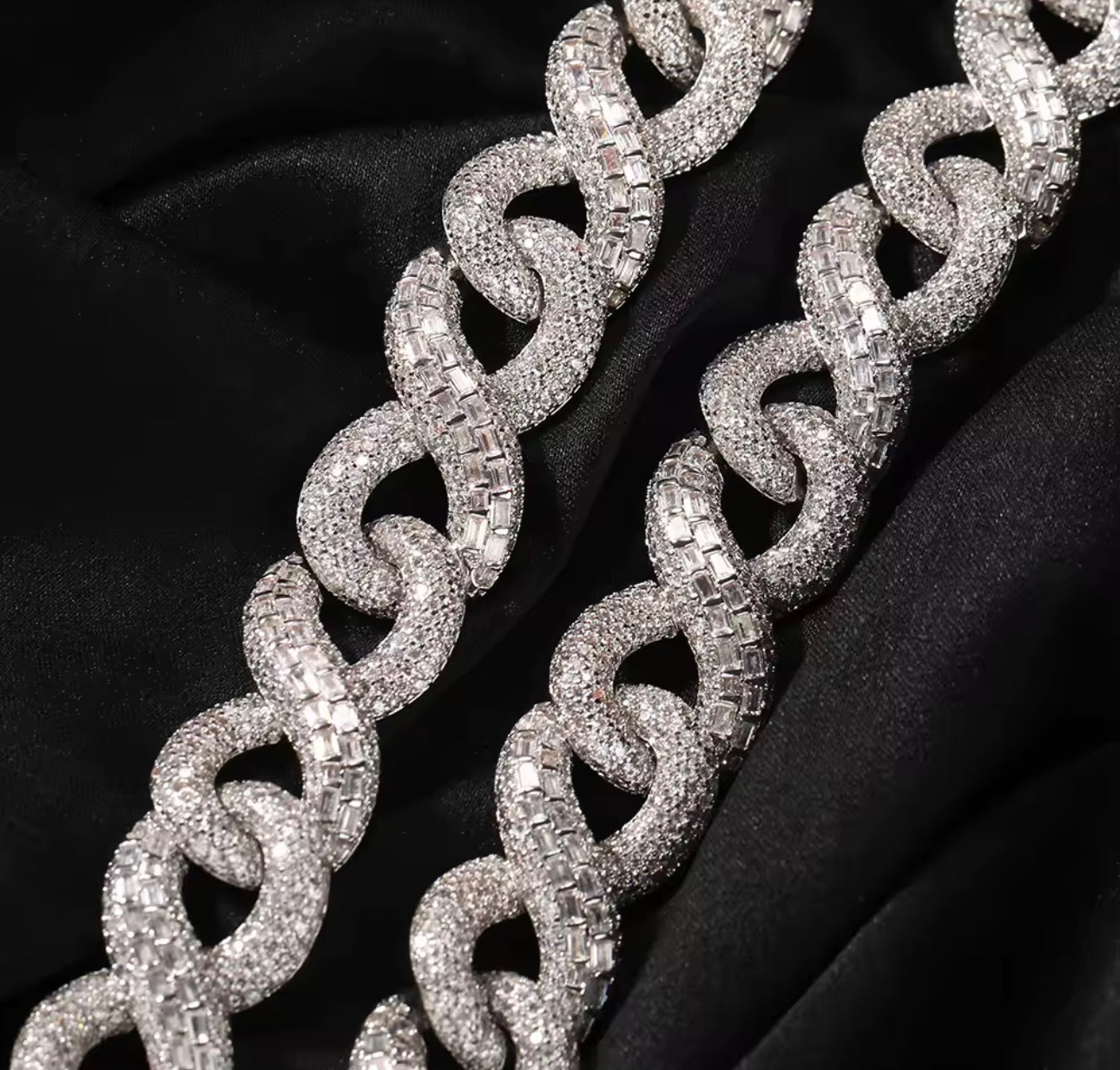 TWISTED BRACELET- 16 mm Infinity link bracelet