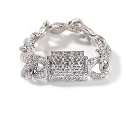 TWISTED BRACELET- 16 mm Infinity link bracelet