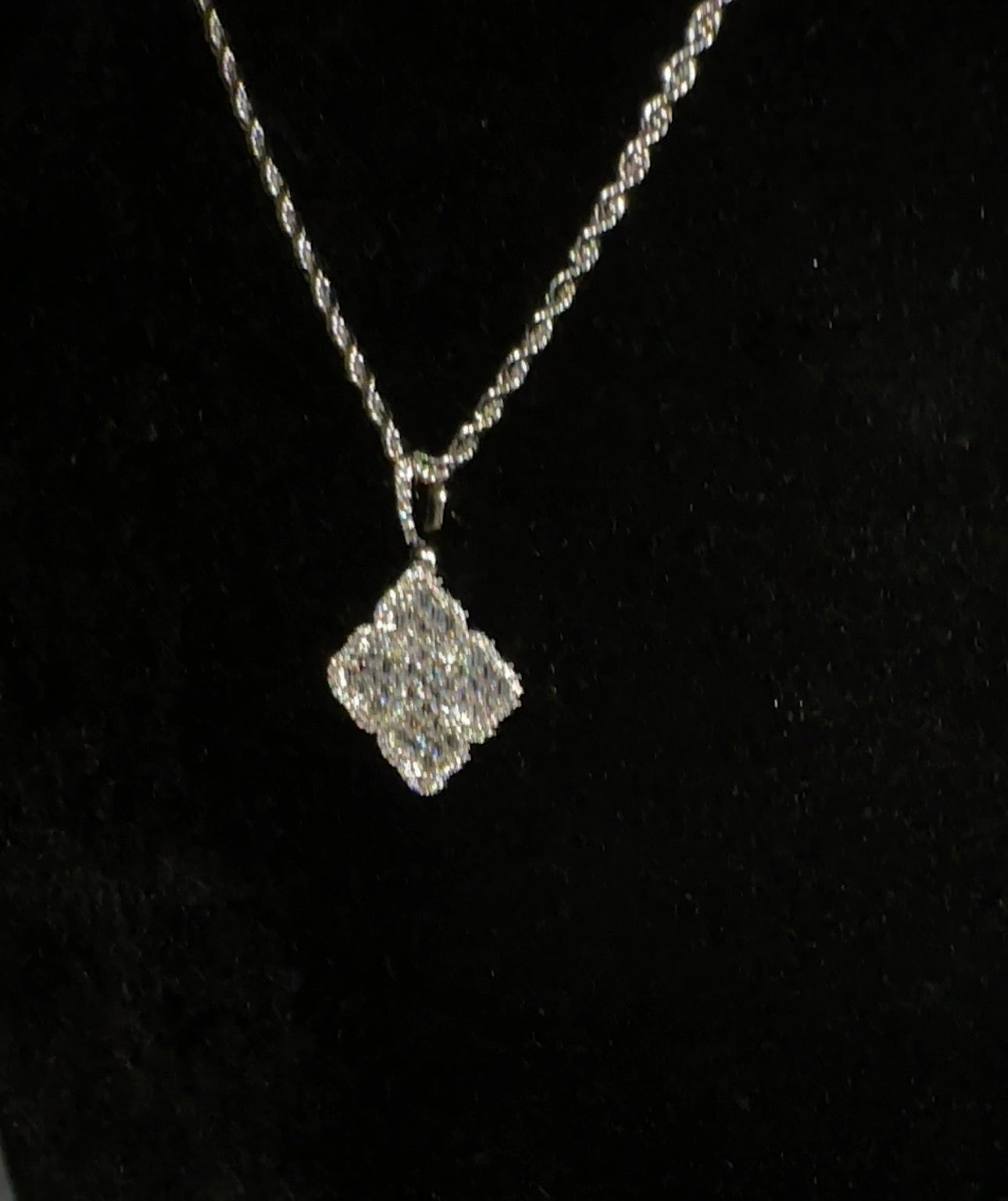 DAINTY -Pendant